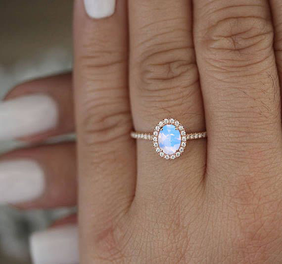 Anillo de oro rosa con piedra lunar de lujo de Olivenorma
