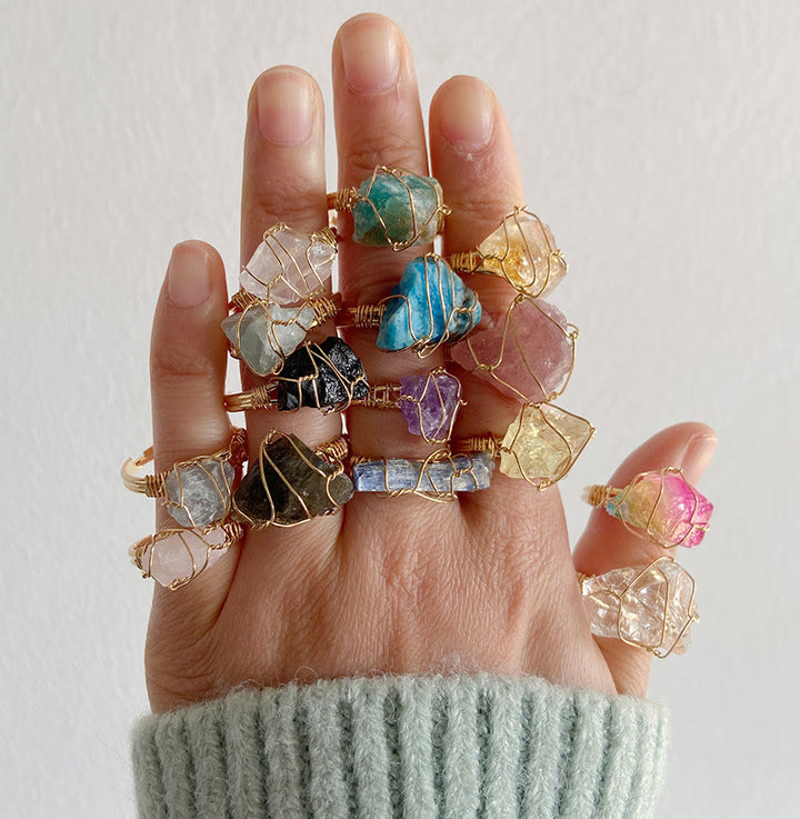 Anillo de piedra preciosa envuelta en alambre irregular en bruto natural de Olivenorma
