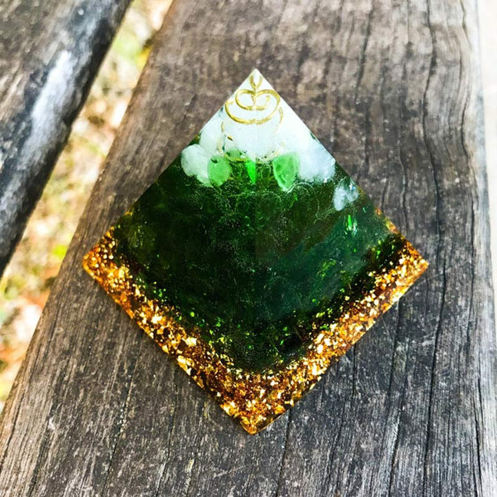 Pirámide de orgón de cristal transparente y jade verde de Olivenorma