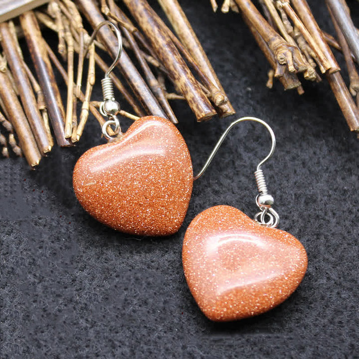 Pendientes curativos con forma de corazón de cristal natural.