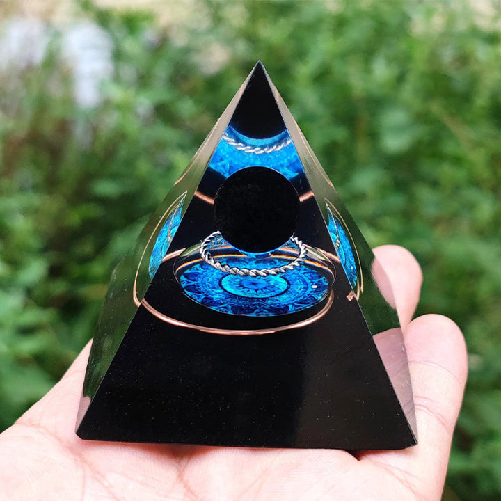 Pirámide de energía orgónica con esfera de obsidiana de Olivenorma