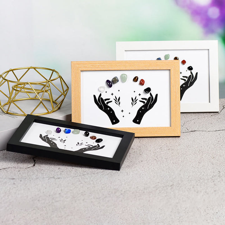 Marco de fotos de madera con cristales y piedras de chakras de Olivenorma Hands