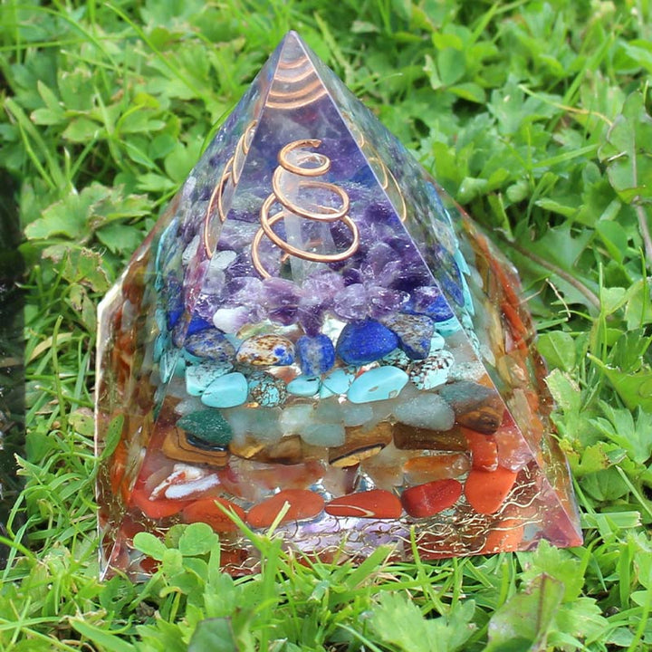 Pirámide de orgón natural de la paz de los chakras de Olivenorma