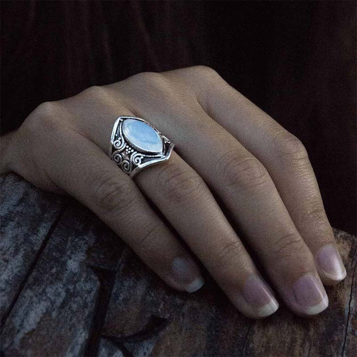 Anillo de protección curativa con piedra lunar Olivenorma