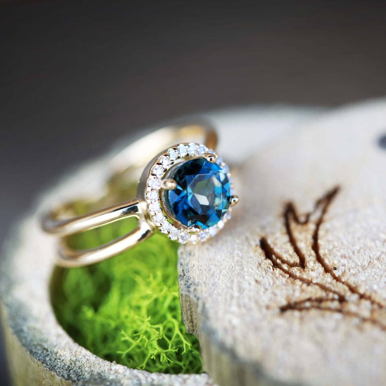 Anillo de compromiso con topacio azul de talla redonda "Deepen Love" de Olivenorma