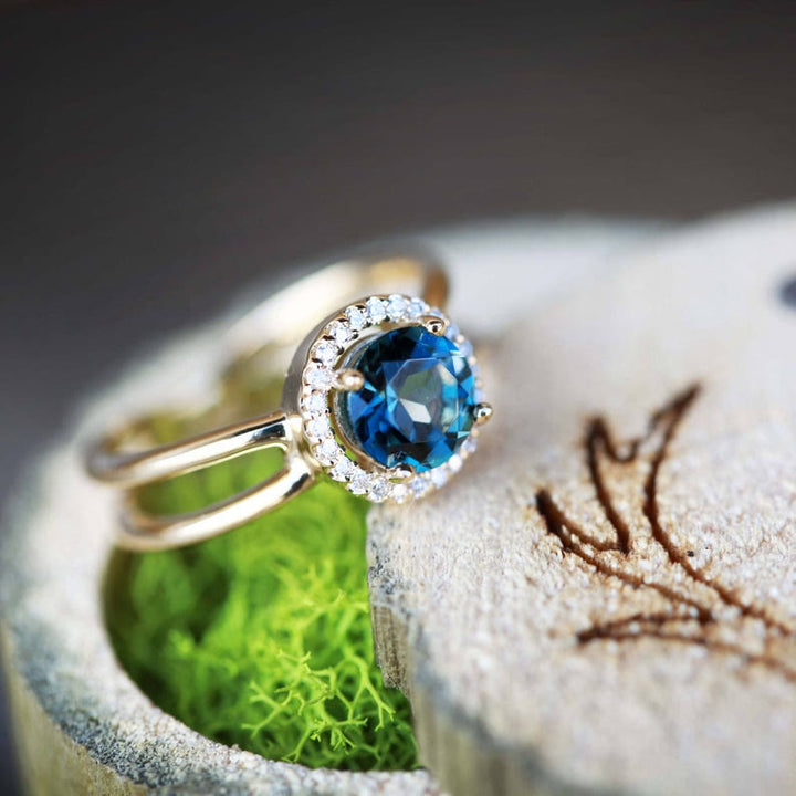 Anillo de compromiso con topacio azul de talla redonda "Deepen Love" de Olivenorma