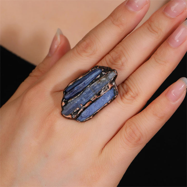 Anillo ajustable con apertura irregular y cianita en bruto de Olivenorma