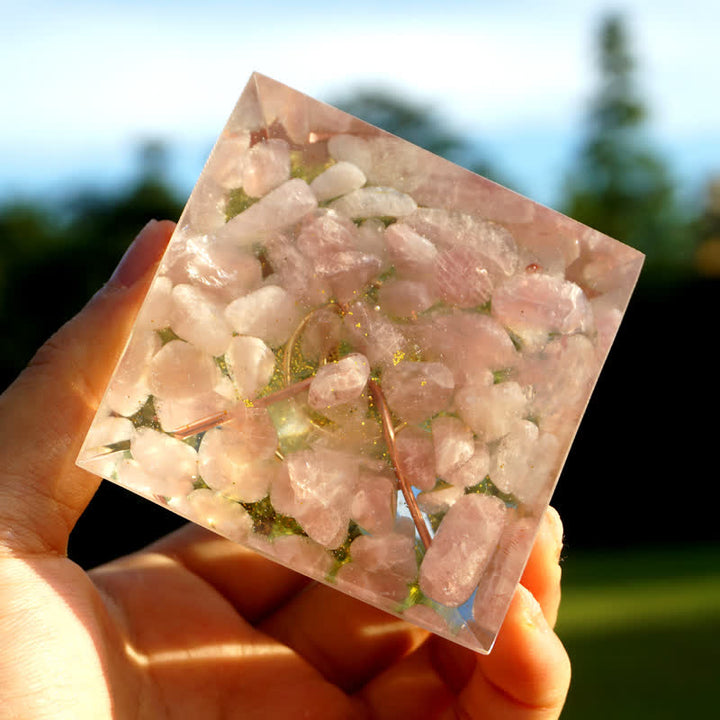 Pirámide orgónica del árbol de la vida con peridoto y cuarzo rosa de Olivenorma