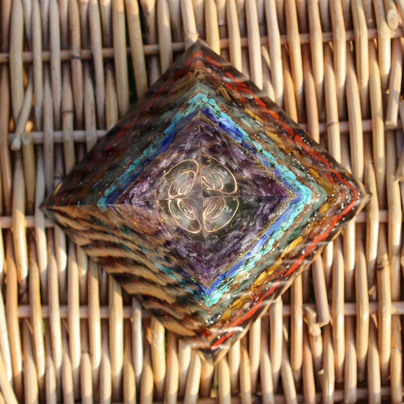 Pirámide de orgón natural de la paz de los chakras de Olivenorma