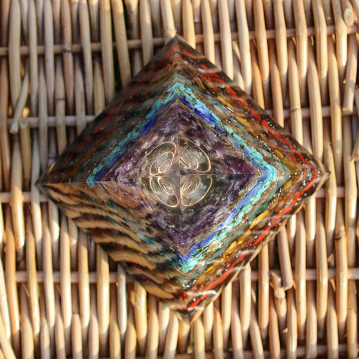 Pirámide de orgón natural de la paz de los chakras de Olivenorma