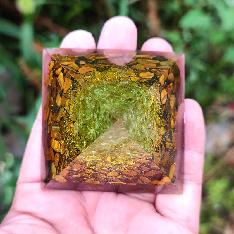 Pirámide de orgón del árbol de la vida de peridoto y ojo de tigre de Olivenorma
