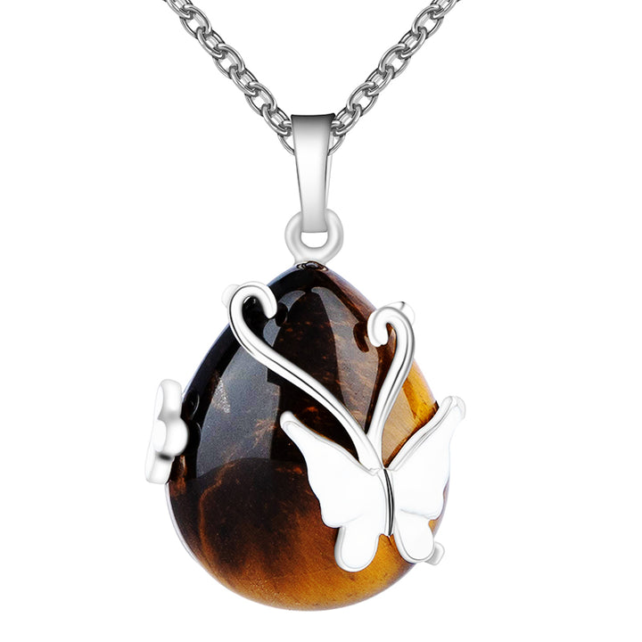 Collar de piedras preciosas con alas de mariposa de cristal.