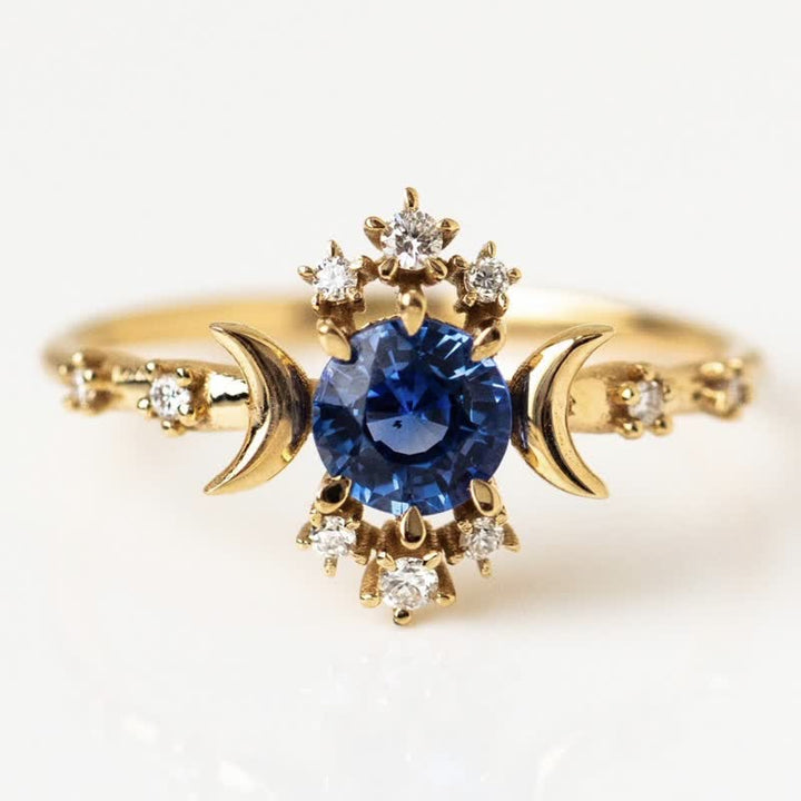 Anillo delicado de oro con zafiro, luna y estrella de Olivenorma