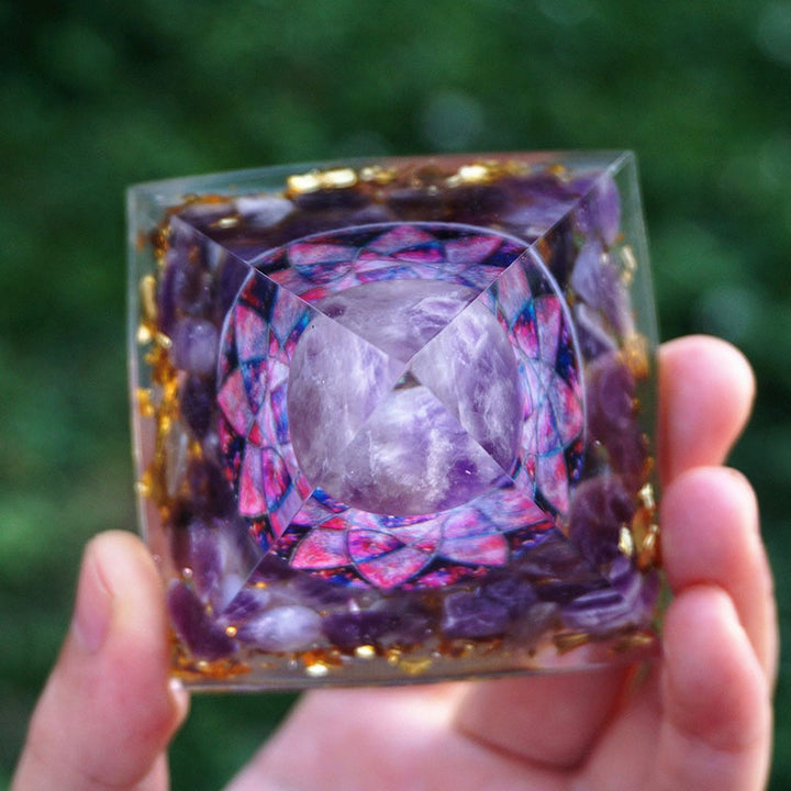 Esfera de amatista de Olivenorma con cristales de amatista Pirámide de orgón 