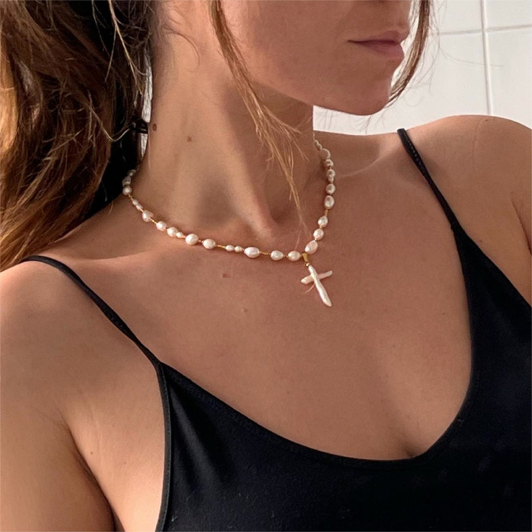 Collar con colgante de cruz de perlas de agua dulce de Olivenorma