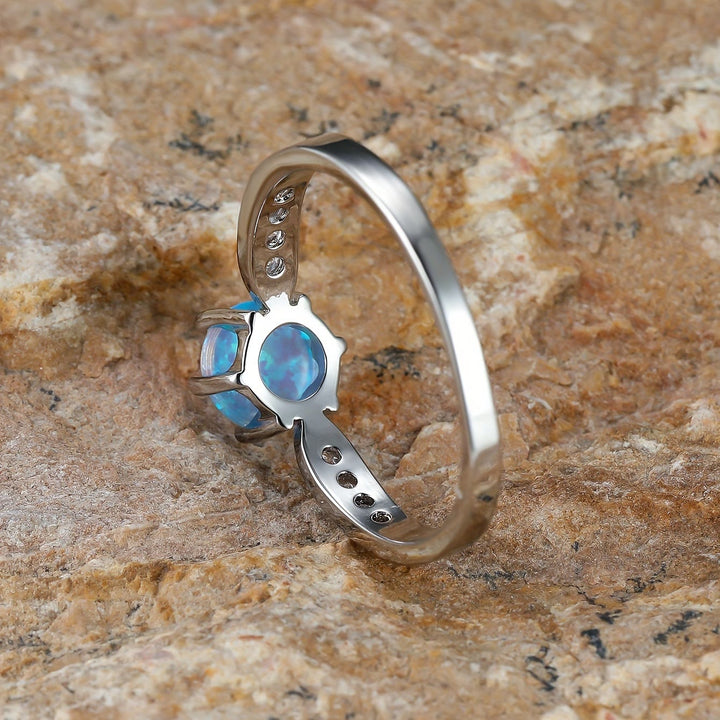 Anillo de banda con borde de ópalo redondo y seis garras de Olivenorma