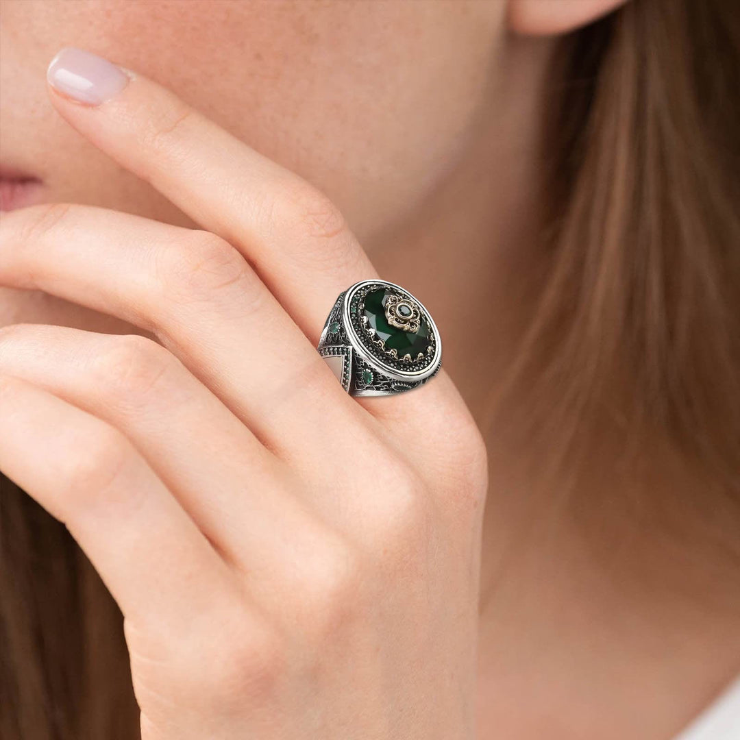 Anillo apilable con esmeralda y gota de agua de Olivenorma 