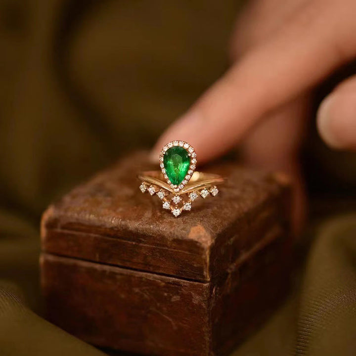 Anillo delicado con circonitas y esmeralda de Olivenorma