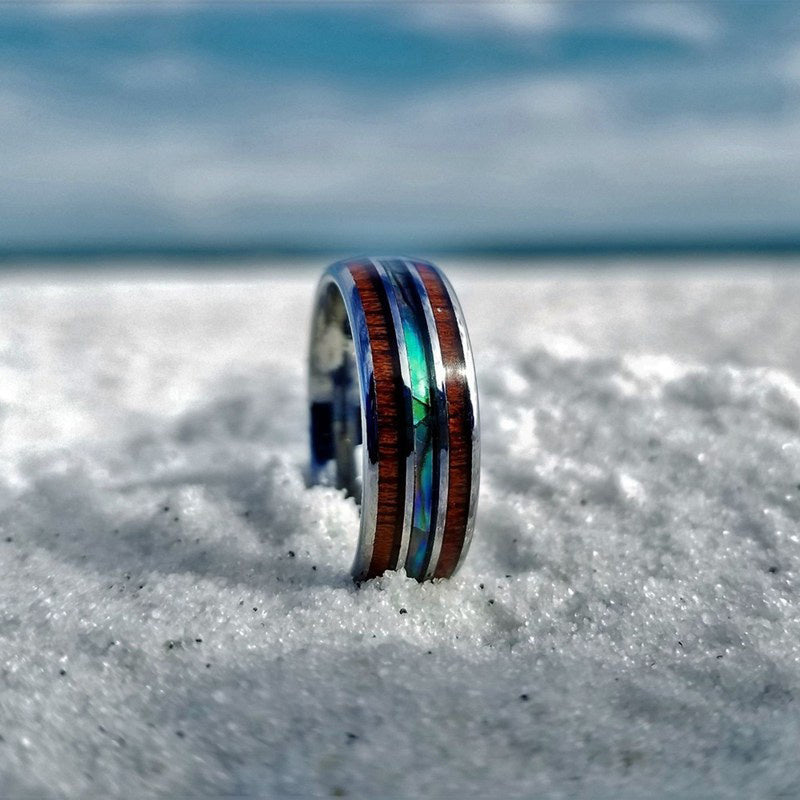 Anillo de carburo de tungsteno con concha de abulón y madera de koa de Olivenorma 