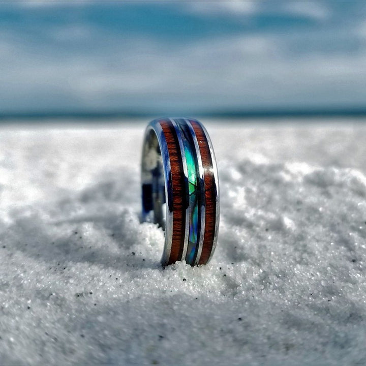 Anillo de carburo de tungsteno con concha de abulón y madera de koa de Olivenorma 