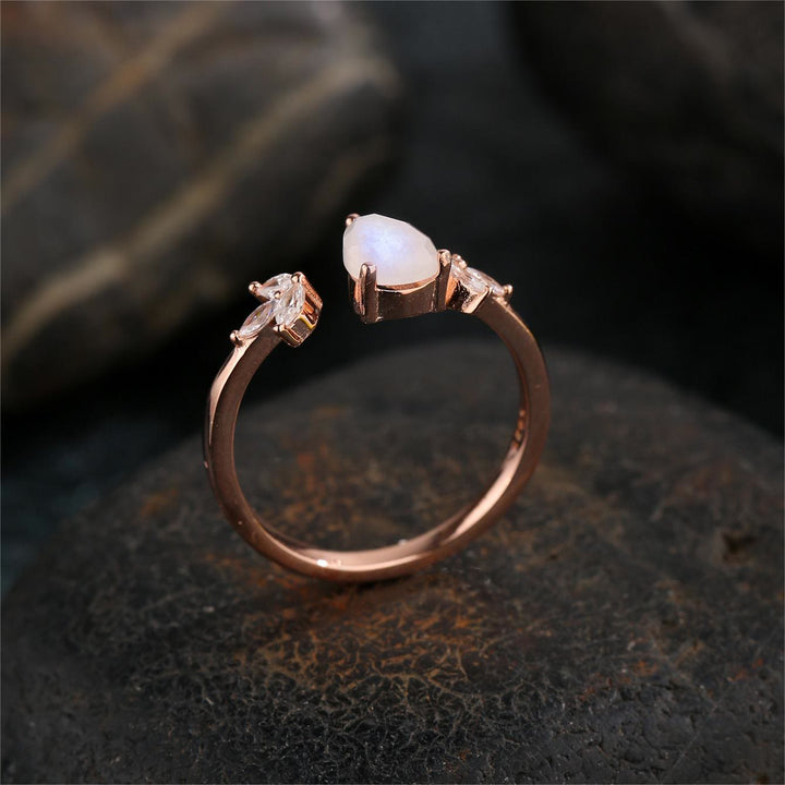 Anillo ajustable con hoja de circón blanco y piedra lunar facetada de Olivenorma