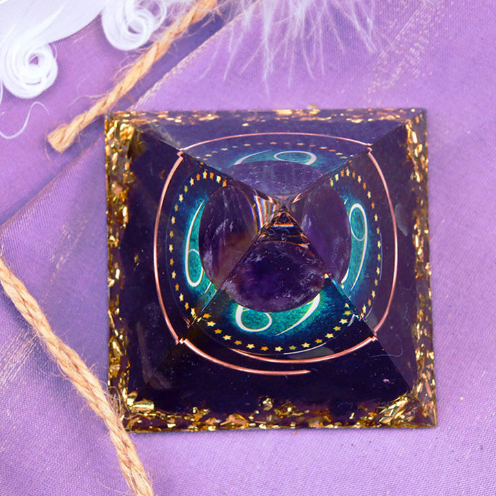 Pirámide de orgón del zodiaco Cáncer con esfera de amatista y obsidiana de Olivenorma