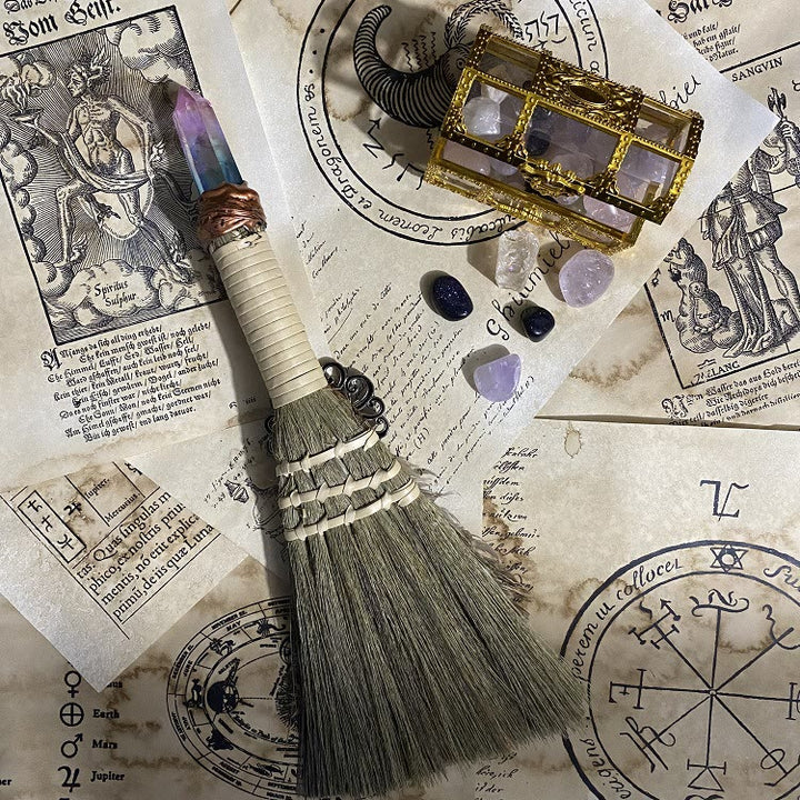 Adorno ritual de bruja con escoba de cristal de Olivenorma