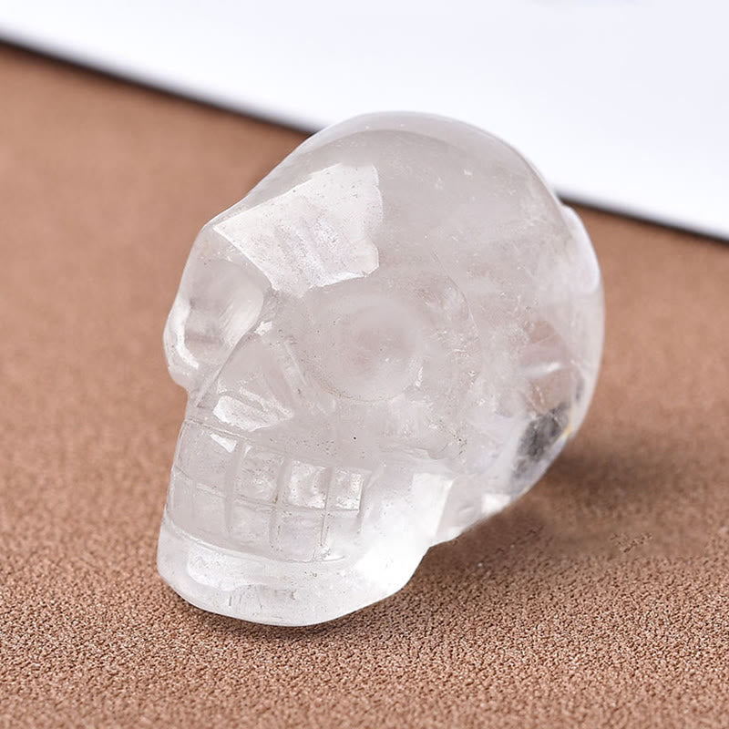 Artesanía con calaveras grabadas en cristal de Olivenorma , decoración con piedras preciosas