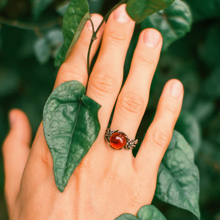 Anillo antiguo de plata con flor de ámbar.