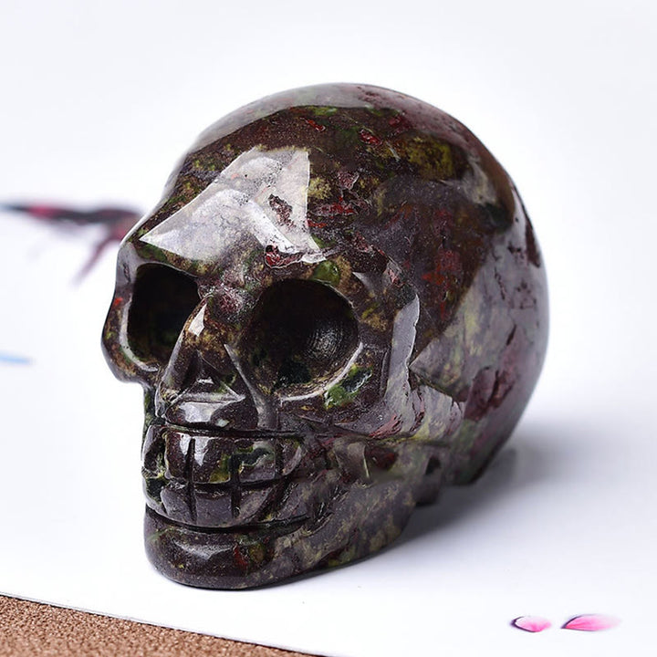 Artesanía con calaveras grabadas en cristal de Olivenorma , decoración con piedras preciosas