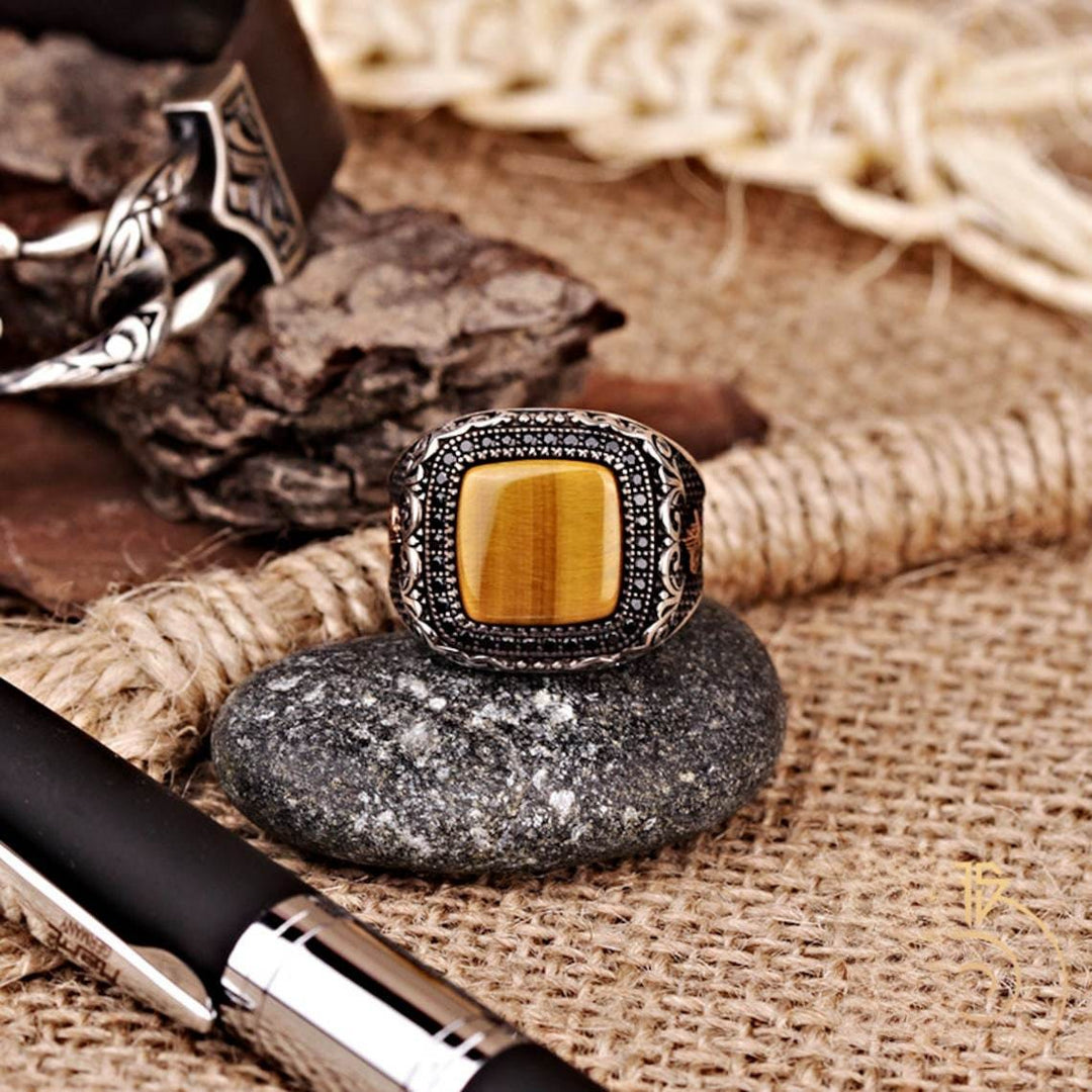 Anillo de hombre con ojo de tigre grabado en metal de Olivenorma