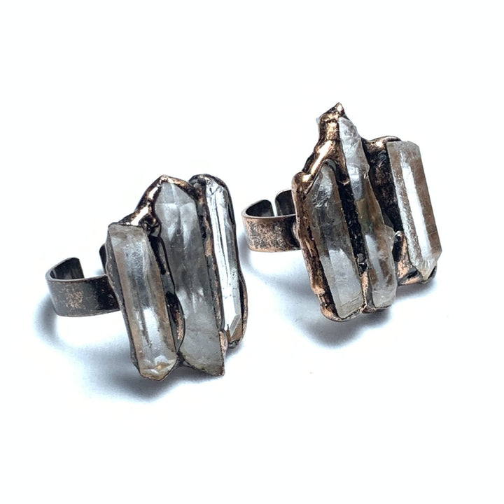 Anillo ajustable de triple combinación irregular de cuarzo transparente natural de Olivenorma 