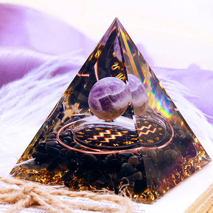 Pirámide de orgón del zodiaco Acuario con esfera de amatista y obsidiana de Olivenorma 