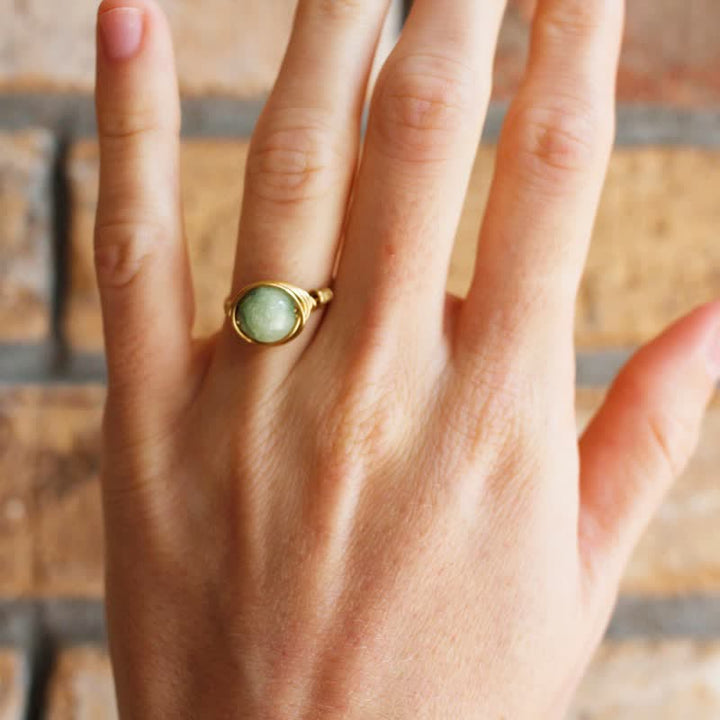 Anillo de cristal curativo envuelto en alambre