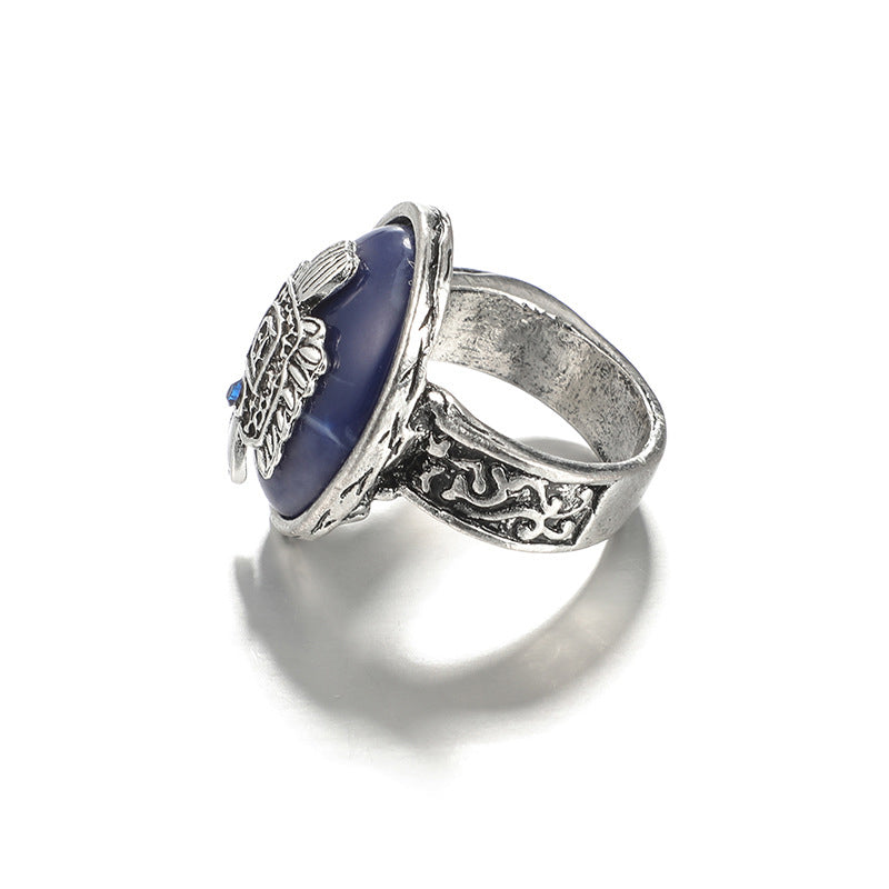 Anillo de lapislázuli tallado con estilo punk