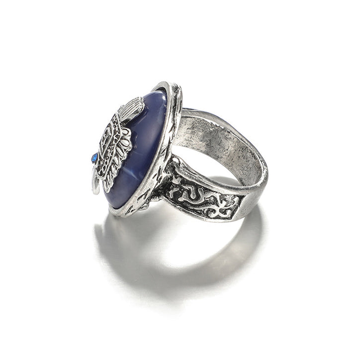 Anillo de lapislázuli tallado con estilo punk