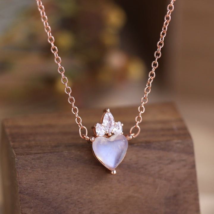 Collar con colgante de piedra lunar y circonita blanca con forma de corazón de Olivenorma