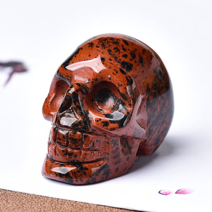 Artesanía con calaveras grabadas en cristal de Olivenorma , decoración con piedras preciosas