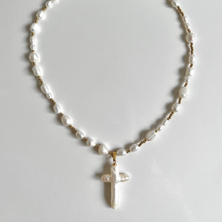 Collar con colgante de cruz de perlas de agua dulce de Olivenorma