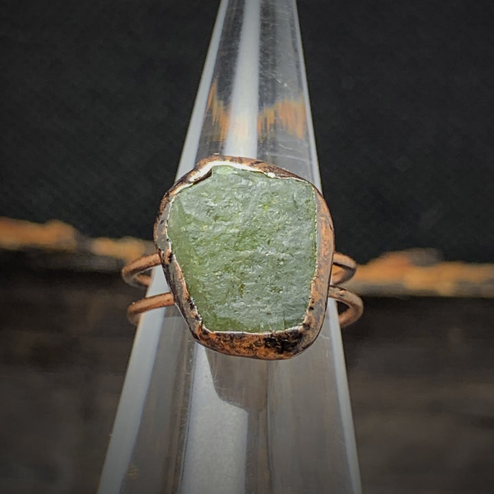 Anillo ajustable con doce piedras de nacimiento de piedra irregular natural en bruto de Olivenorma 