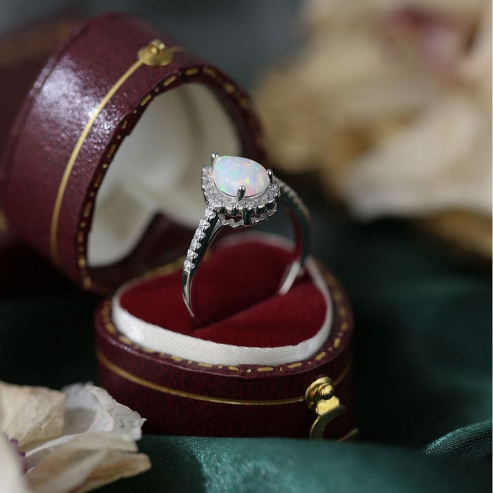 Anillo de compromiso de tres puntas con circonita blanca y ópalo en forma de gota de Olivenorma 
