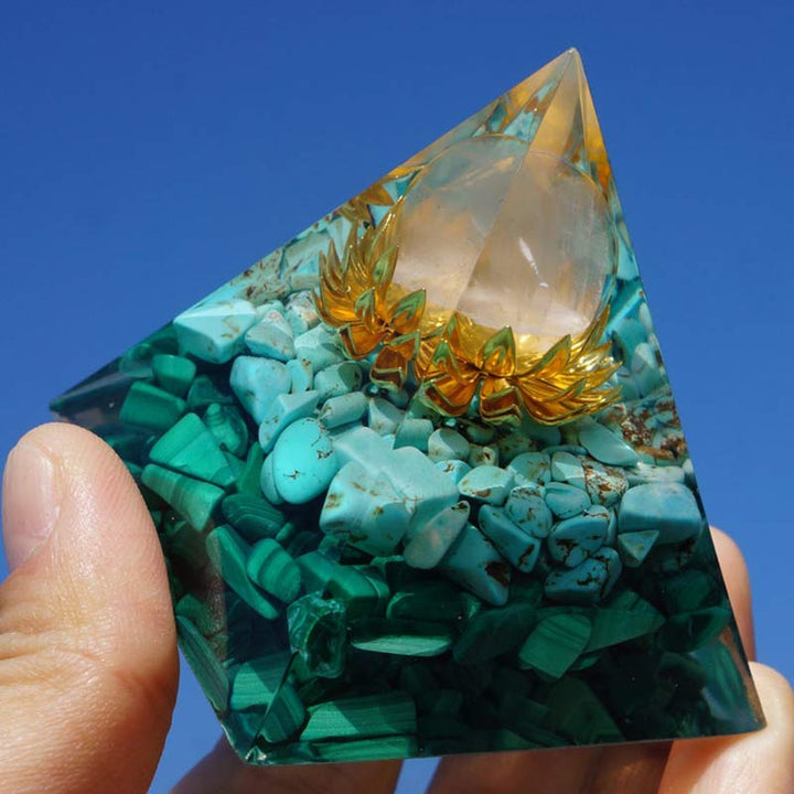 Pirámide de orgón con símbolo de loto de malaquita y turquesa de cristal transparente de Olivenorma