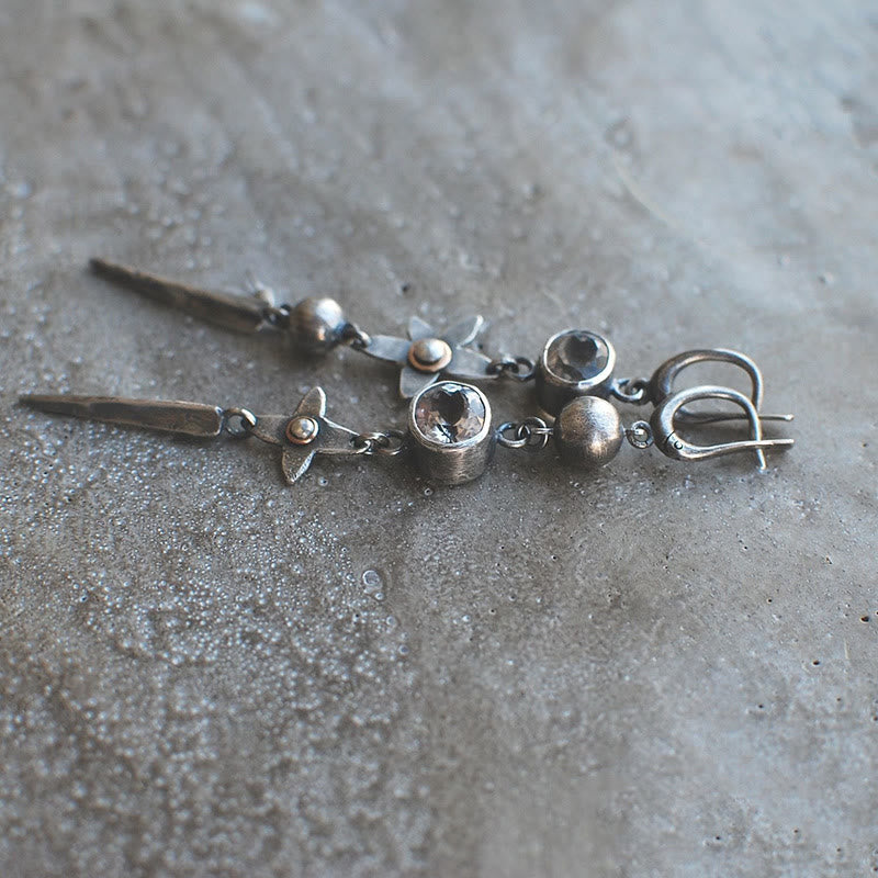 Pendientes largos con forma de estrella y diamantes de imitación bañados en plata y diseño geométrico de Olivenorma