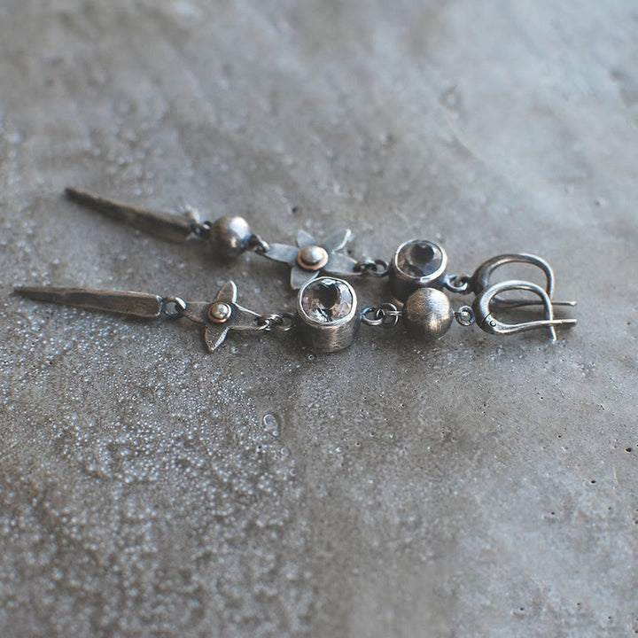 Pendientes largos con forma de estrella y diamantes de imitación bañados en plata y diseño geométrico de Olivenorma
