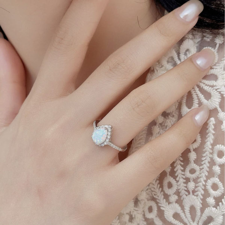 Anillo de compromiso de tres puntas con circonita blanca y ópalo en forma de gota de Olivenorma 