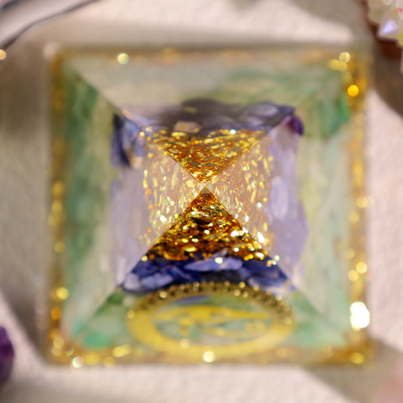 Pirámide de orgón con ojo de Horus, peridoto, aventurina azul y verde de Olivenorma