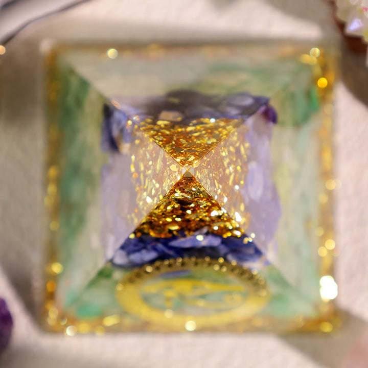Pirámide de orgón con ojo de Horus, peridoto, aventurina azul y verde de Olivenorma