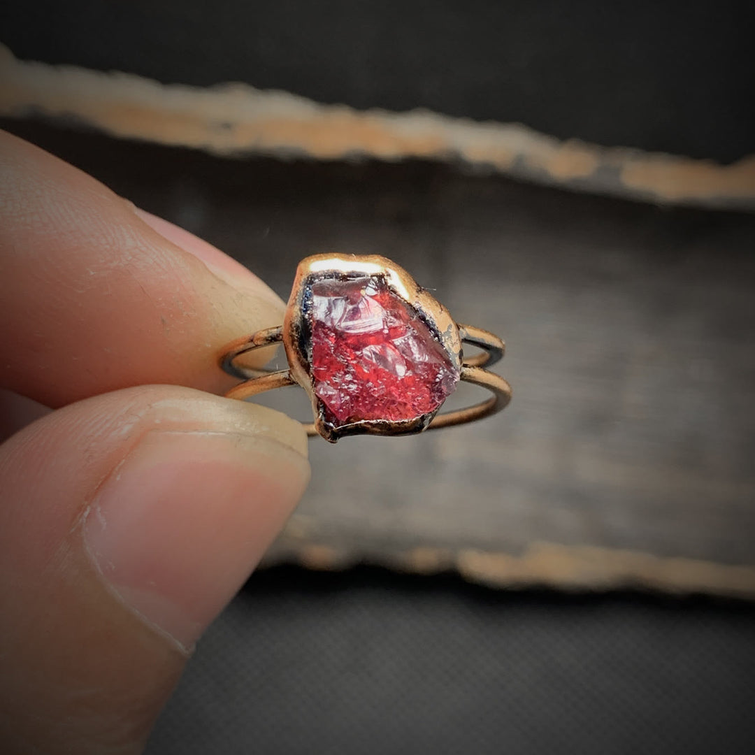 Anillo ajustable con doce piedras de nacimiento de piedra irregular natural en bruto de Olivenorma 