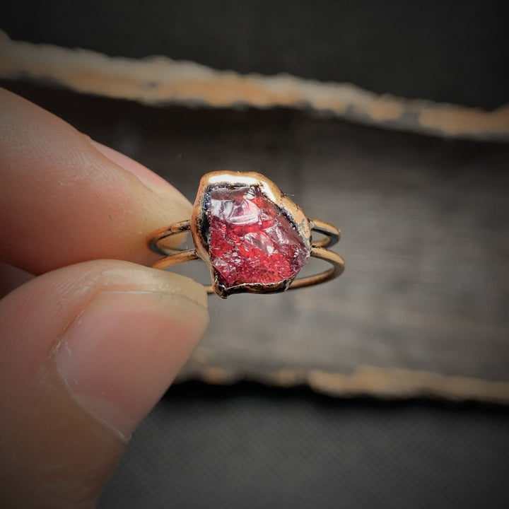 Anillo ajustable con doce piedras de nacimiento de piedra irregular natural en bruto de Olivenorma 