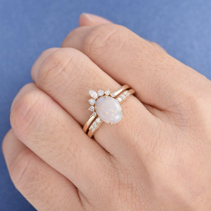 Anillo de compromiso en oro rosa con ópalo ovalado antiguo de Olivenorma 
